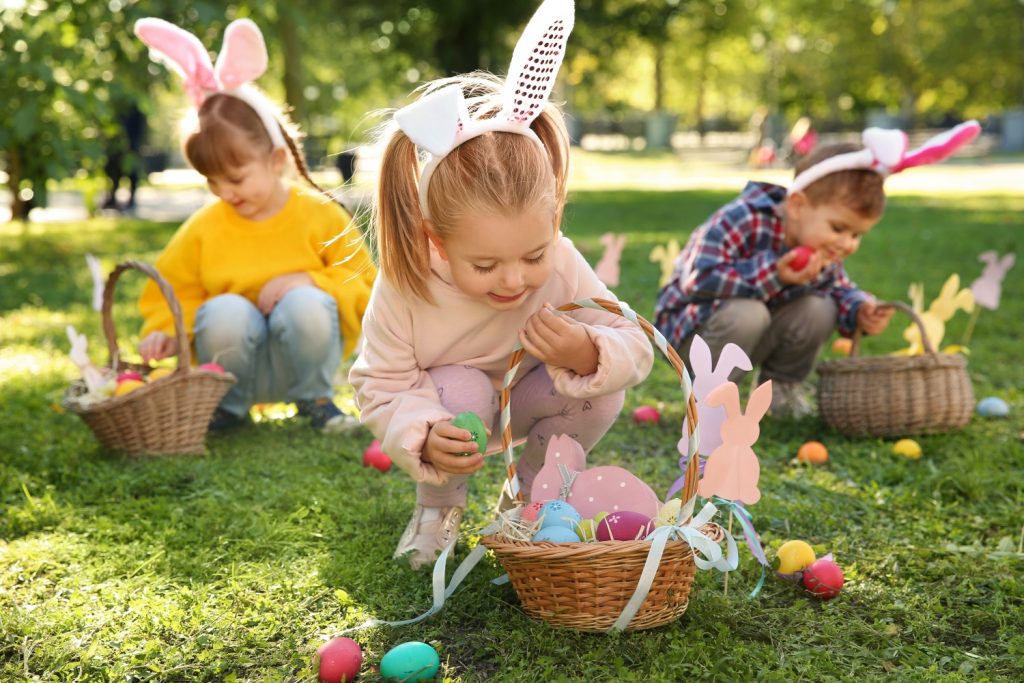 Chasse aux oeufs avec enfants déguisés