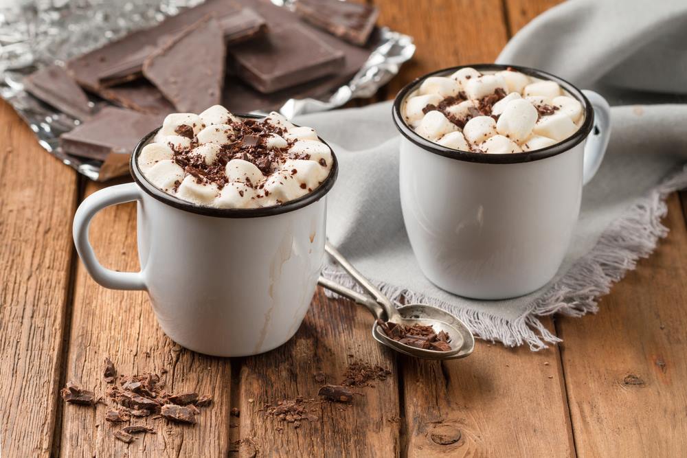 Deux tasses de chocolat chaud fait maison