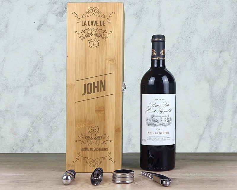 Coffret sommelier gravé personnalisable et sa bouteille de vin Saint-Estèphe