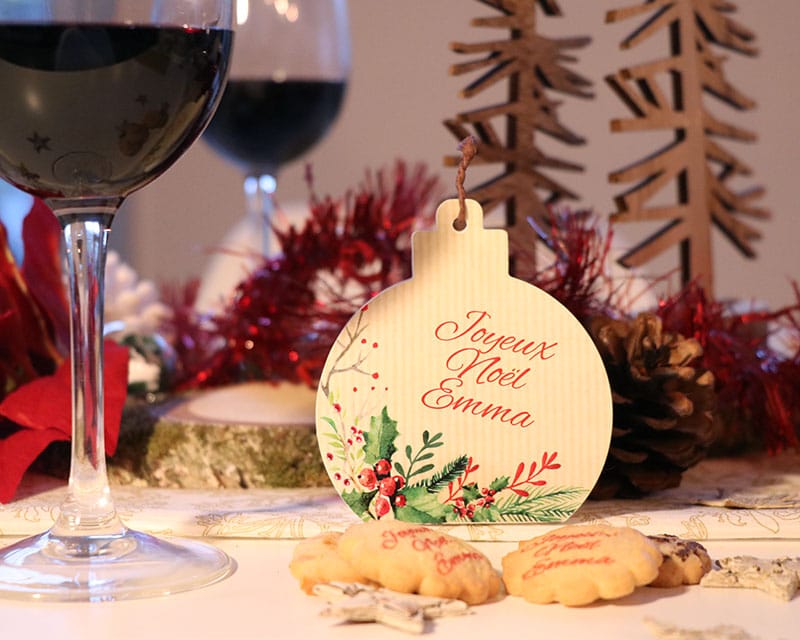 Marque-place de Noël personnalisé en forme de boule de Noël et contenant des biscuits