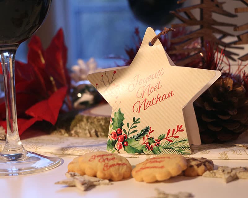 Marque-place de Noël personnalisé en forme d'étoile et contenant des biscuits