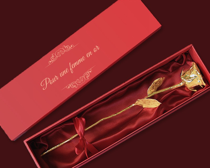 Rose en or dans son coffret gravé pour une femme en or