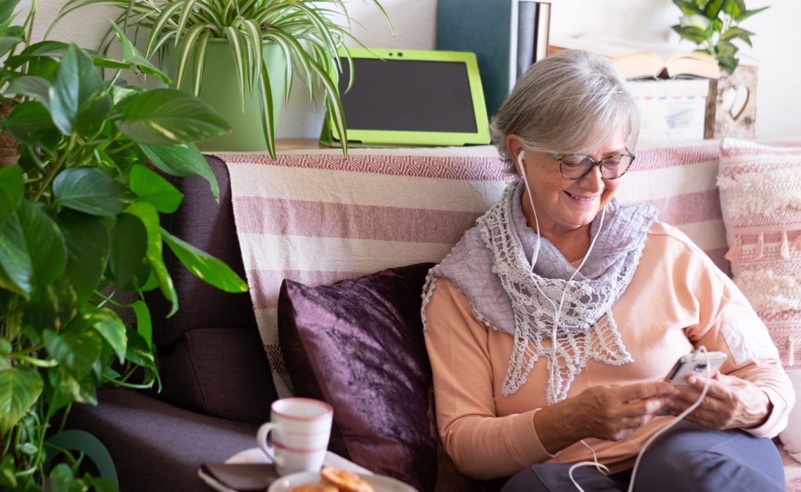 Une grand-mère heureuse de lire son message