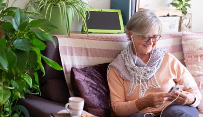 Une grand-mère heureuse de lire son message