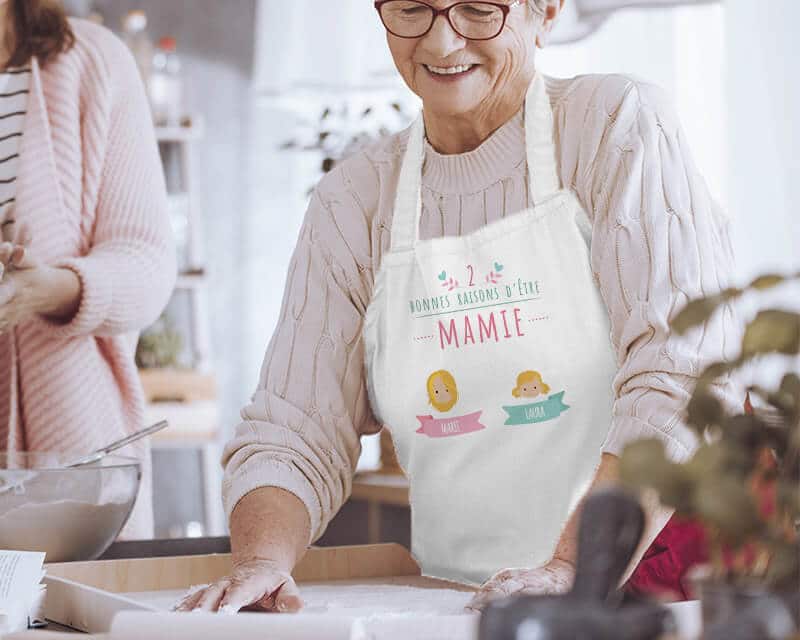 Dites-lui bonne fête Mamie tout en subtilité avec le tablier de cuisine personnalisé "Les bonnes raisons d'être Mamie"