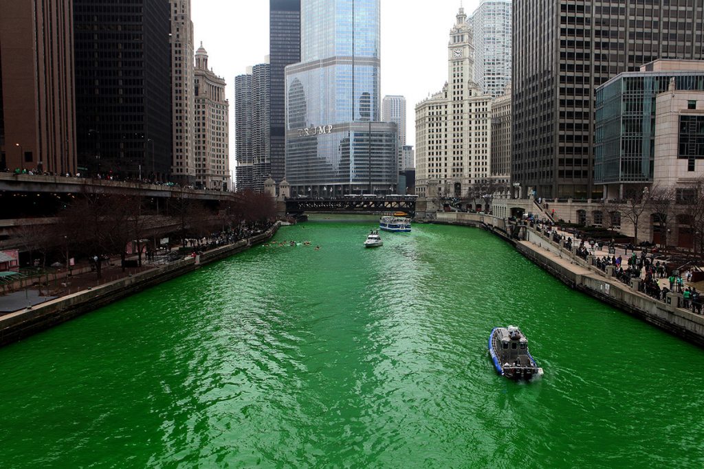 Rivière verte à Chicago le jour de la Saint Patrick