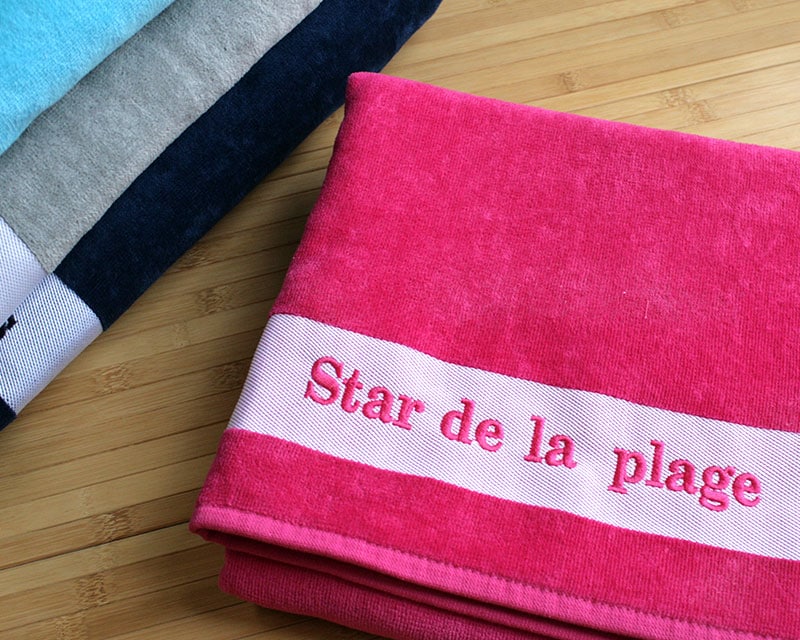 Cadeau voyageur : la grande serviette de bain brodée