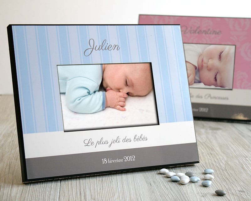Cadre photo personnalisé avec le prénom du bébé et une petite phrase. La photo représente un bébé endormi qui suce son pouce.