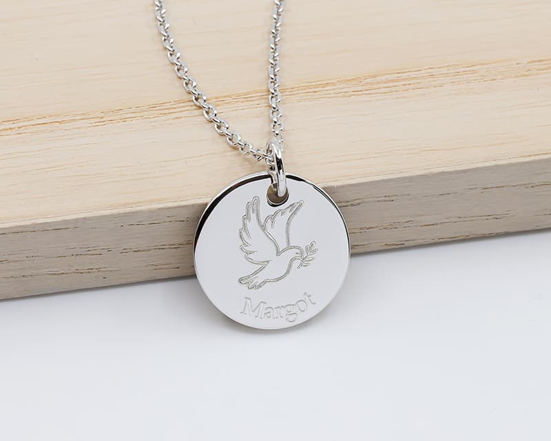 Collier avec pendentif gravé d'une colombe, symbole de paix, symbole du baptême