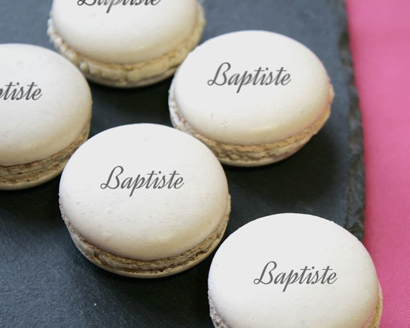 délicieux macarons personnalisés avec le prénom Baptiste à offrir à l'occasion d'un baptême