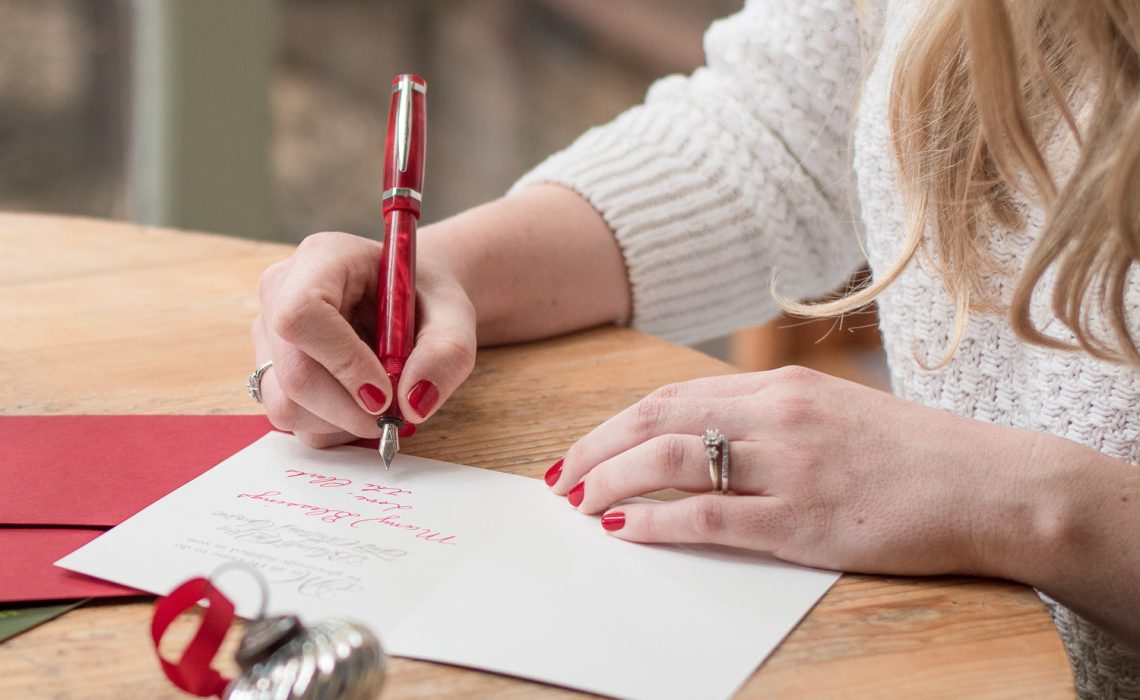 Femme qui écrit un mot de remerciements pour un cadeau