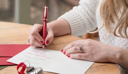 Femme qui écrit un mot de remerciements pour un cadeau