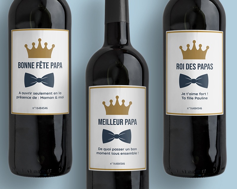 Trois bouteilles de vin Papa royal personnalisées avec des messages pour la Fête des pères. Bouteille 1 : Bonne Fête Papa, à ouvrir seulement en la présence de Maman et moi. Bouteille 2 : Meilleur papa, de quoi passer un bon moment tous ensemble ! Bouteille 3 : Roi des papas, je t'aime fort ! Ta fille Pauline. 