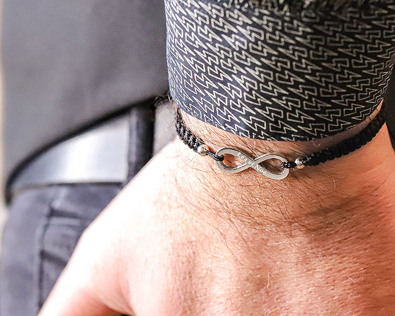 Bracelet infini pour homme avec le médaillon infini personnalisé avec deux prénoms