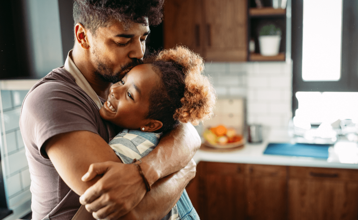 Papa heureux qui serre sa fille dans ses bras à l'occasion de la Fête des pères