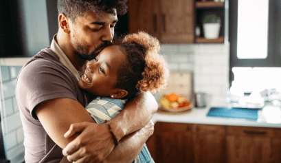 Papa heureux qui serre sa fille dans ses bras à l'occasion de la Fête des pères