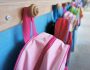 Rentrée des maternelles : sacs à dos d'élèves suspendus