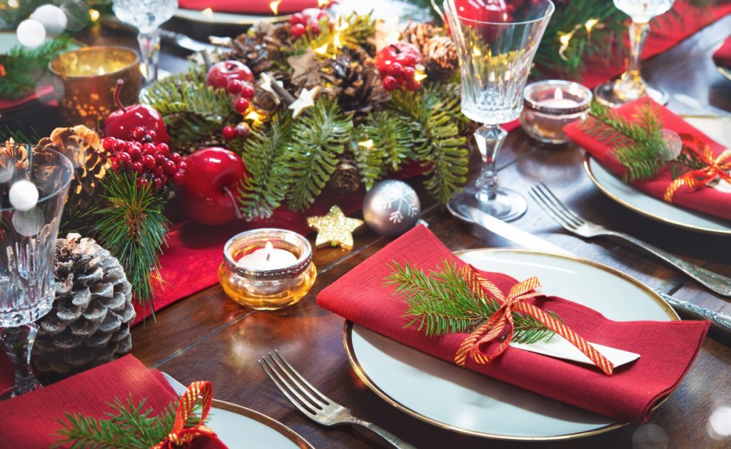 Comment faire une belle décoration de table pour noël ? Le Mag