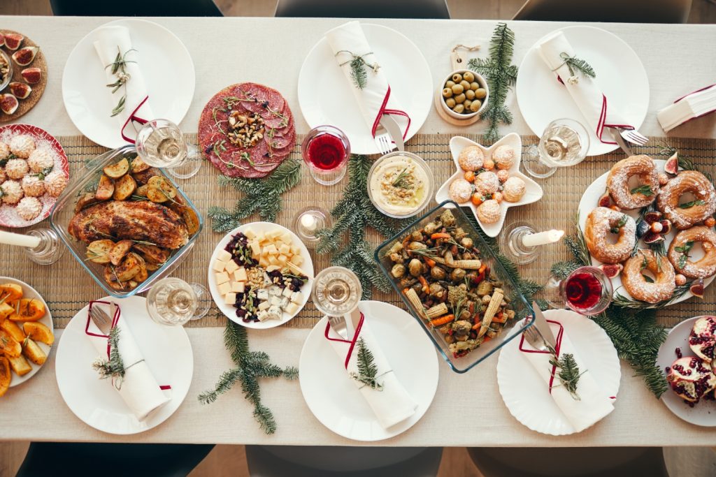 Décorations de table de Noël avec branches de sapin