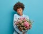 Femme avec un bouquet de fleurs de Saint-Valentin