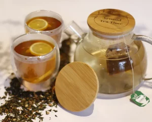 Théière en verre borrosilicate avec couvercle en bambou gravé, et deux tasses à thé en verre transparent