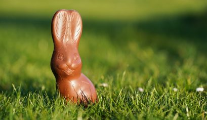 Lapin de Pâques en chocolat posé sur l'herbe