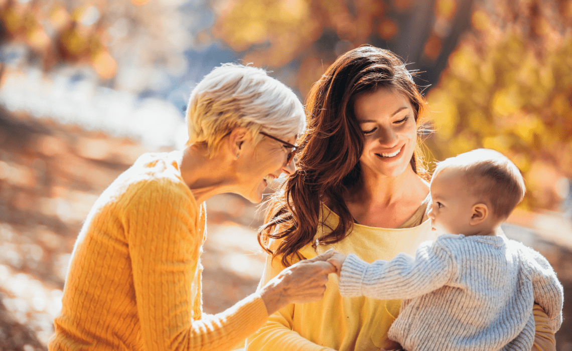 Une grand-mère fête la première Fête des grands-mères avec sa fille et son petit-fils