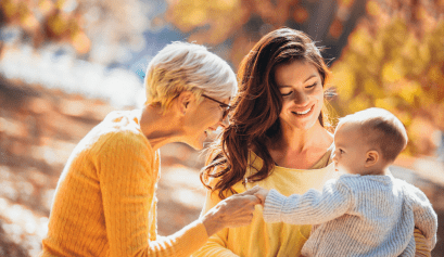 Une grand-mère fête la première Fête des grands-mères avec sa fille et son petit-fils