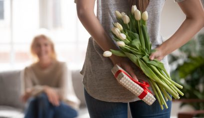 Femme avec des cadeaux dans son dos pour sa maman