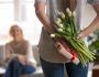 Femme avec des cadeaux dans son dos pour sa maman