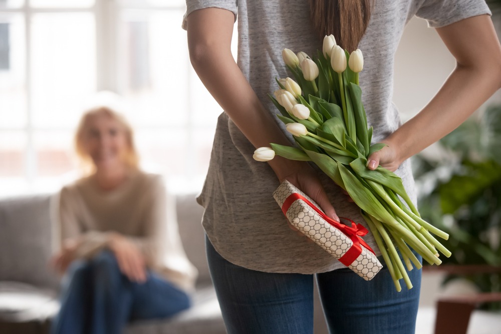 Femme avec des cadeaux dans son dos pour sa maman