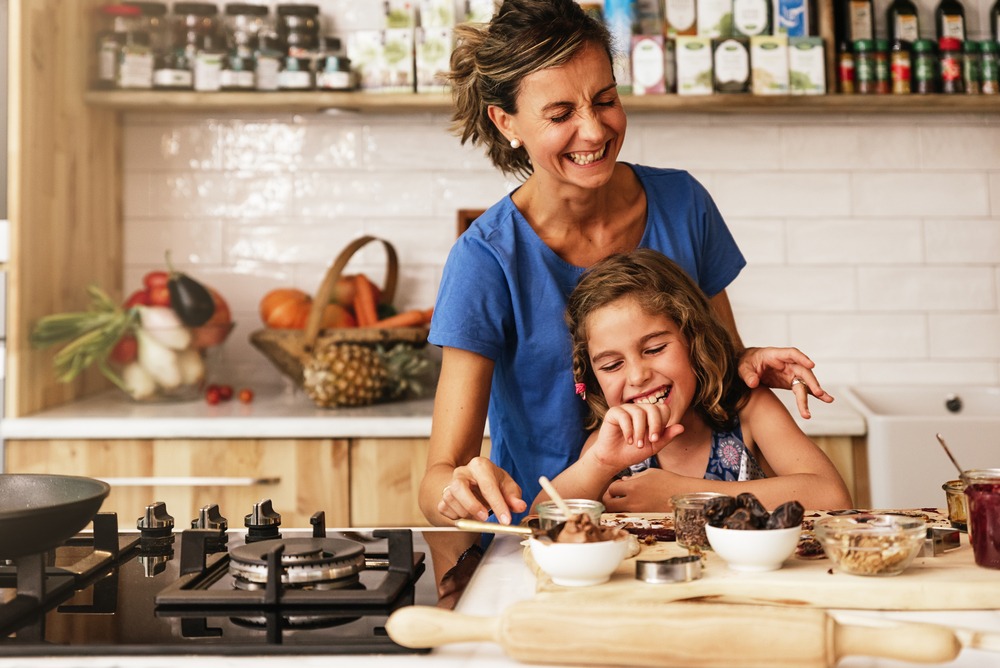 Maman et sa fille qui cuisinent du chocolat