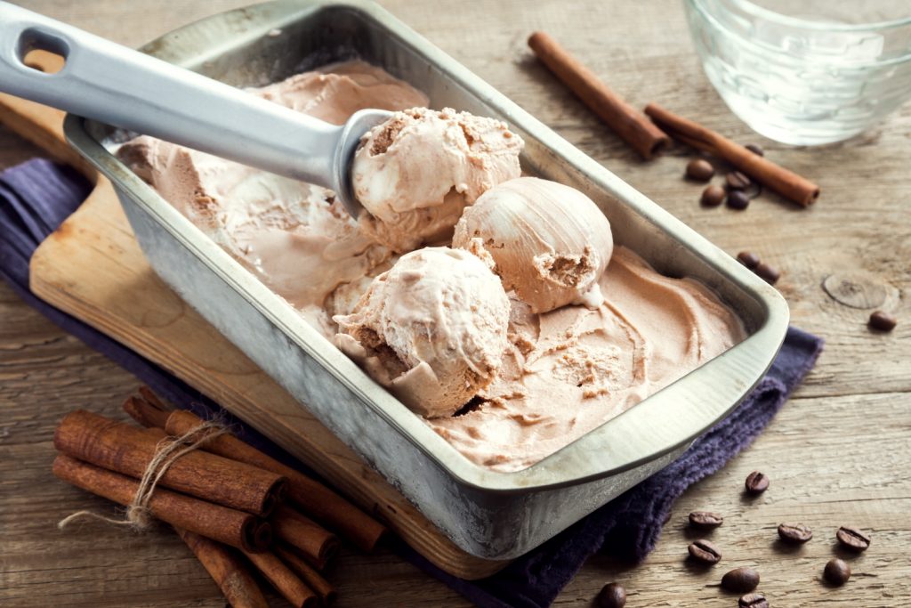 Glace au chocolat blanc faite maison à partir de chocolats de Pâques