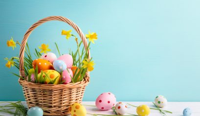 Panier rempli d'oeufs de Pâques