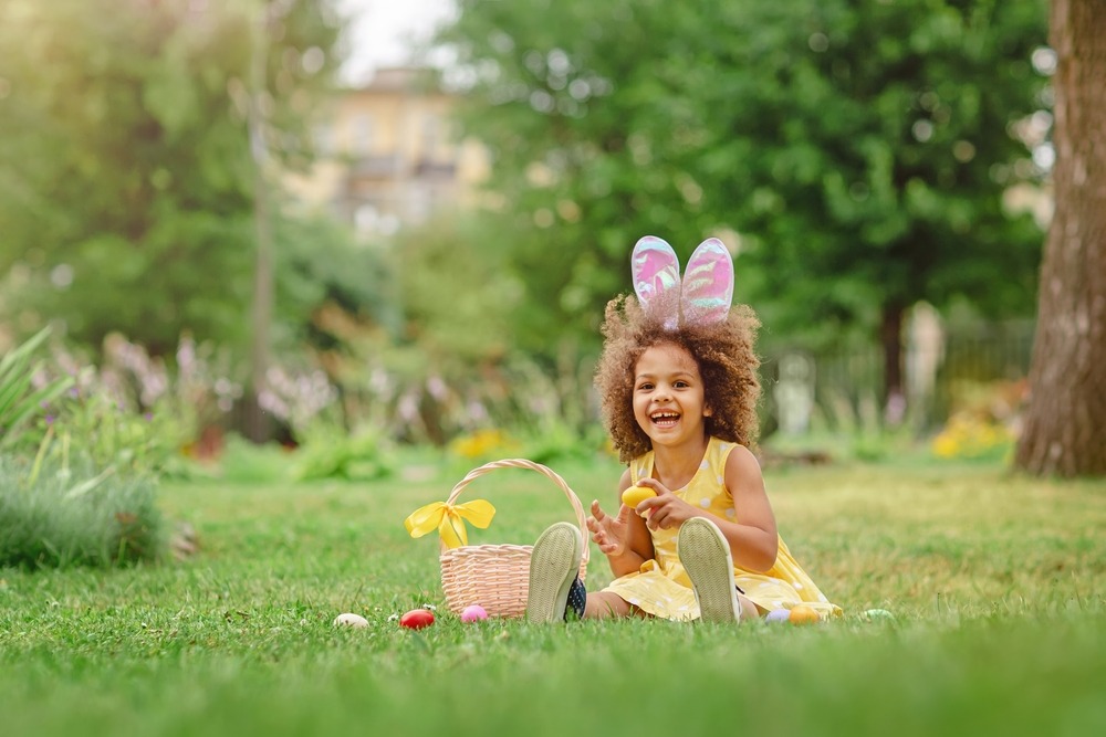 Petite fille faisant la chasse aux oeufs