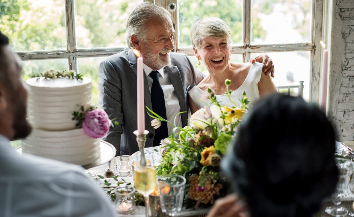 Couple de seniors fêtant leur anniversaire de mariage