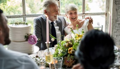 Couple de seniors fêtant leur anniversaire de mariage