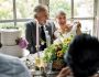 Couple de seniors fêtant leur anniversaire de mariage