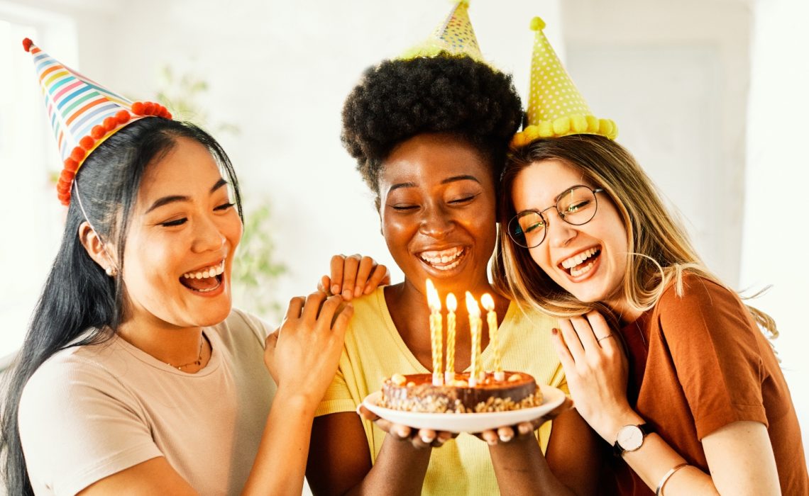 Groupe de jeunes amies qui fêtent un anniversaire