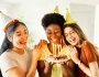 Groupe de jeunes amies qui fêtent un anniversaire