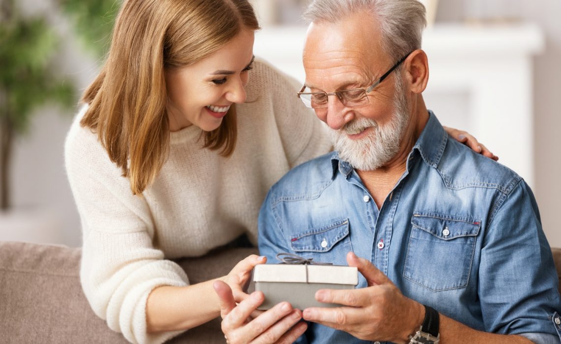 Un père et sa fille heureux d'ouvrir le cadeau d'anniversaire du papa