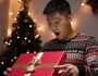 Un homme très surpris en train d'ouvrir son cadeau
