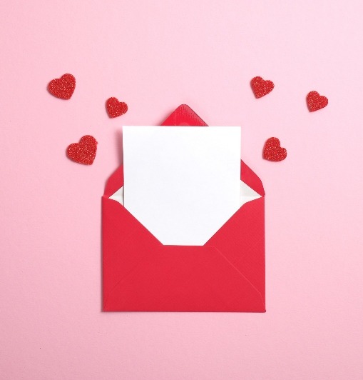 Lettre avec des messages d'amour et des coeurs