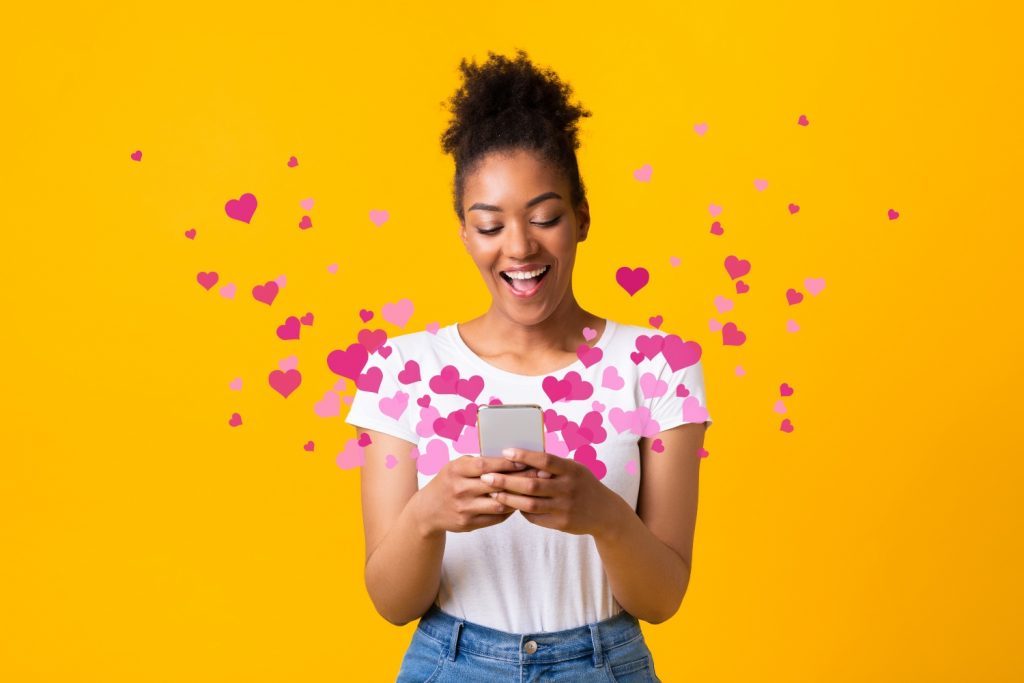Jeune femme recevant un message d'amour sur son téléphone