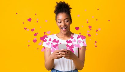 Jeune femme recevant un message d'amour sur son téléphone