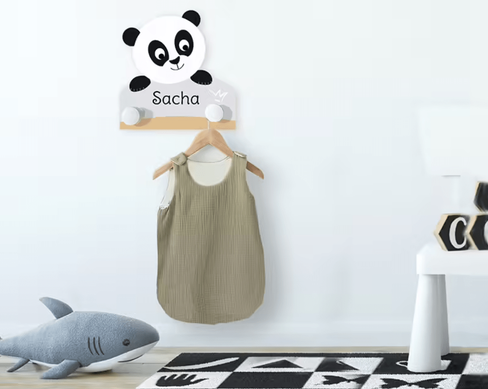 Porte-manteau panda personnalisé Sacha accroché dans une chambre d'enfant