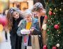 Des enfants donnent un cadeau de Noël à leur grand-mère