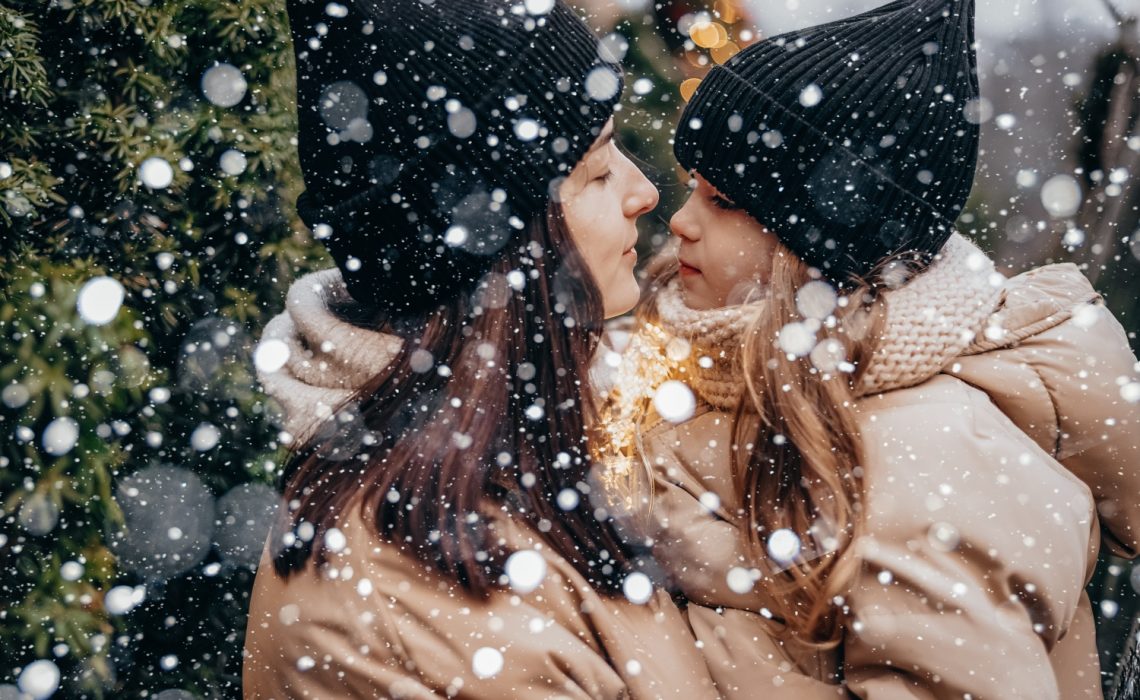 Mère et fille sous la neige