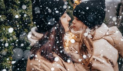 Mère et fille sous la neige