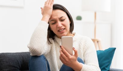 Une femme qui vient de se souvenir qu'elle a oublié un anniversaire